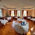 Hotel Schloss Burgellern - Genuss Und Geschichte Seit 1726 4*